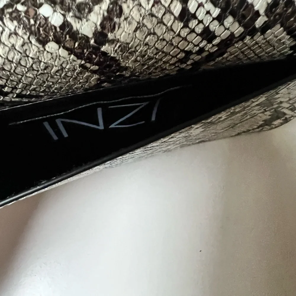 INZI snakeskin pocket shoulder bag.‎ Chunky link strap.